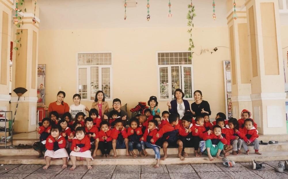 Anh Luật Phạm cùng bạn bè tặng áo cho trẻ em vùng cao - Hành Trình Gom