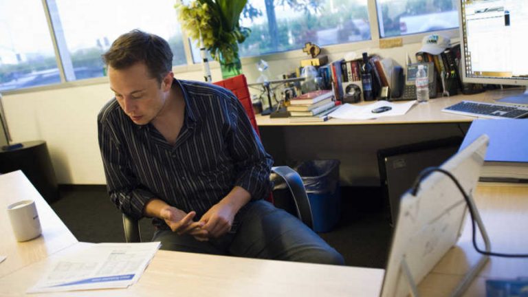 Elon Musk thực sự có thể tự học các kiến thức về tên lửa bằng cách đọc sách và học hỏi từ các chuyên gia trong ngành