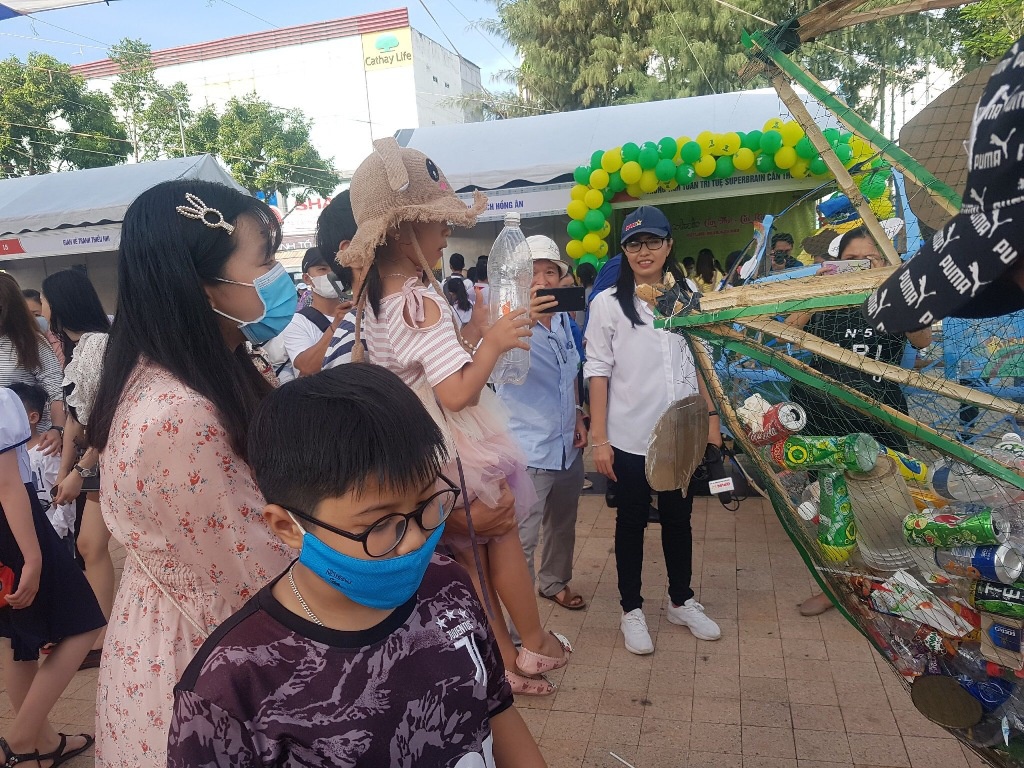 Mô hình "cá bống ăn rác" của Trí tại ngày hội thiếu nhi ở Cần Thơ đã thu hút sự quan tâm của nhiều phụ huynh và học sinh