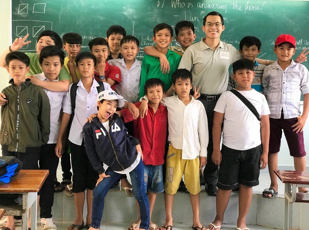 Phong từ cậu bé mồ côi đã trở thành giáo viên dạy tiếng Anh