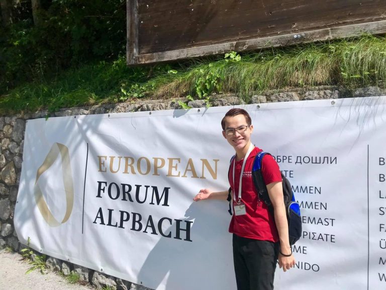 hoi-nghi-quoc-te-3-phong-cung-banner-dan-european-forum-alpbach-2019-tai-ao-9009
